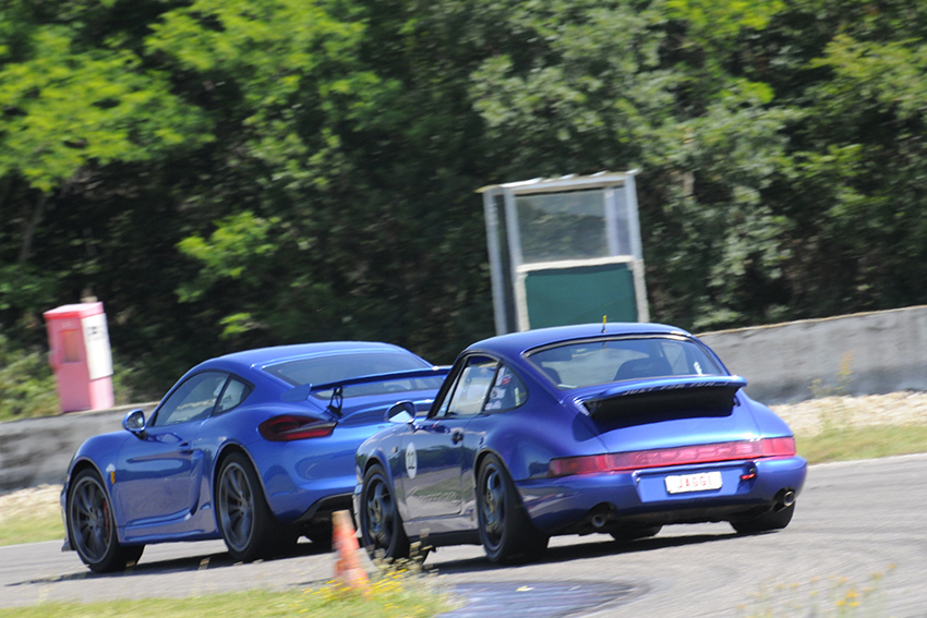 Compétition entre deux Porsche